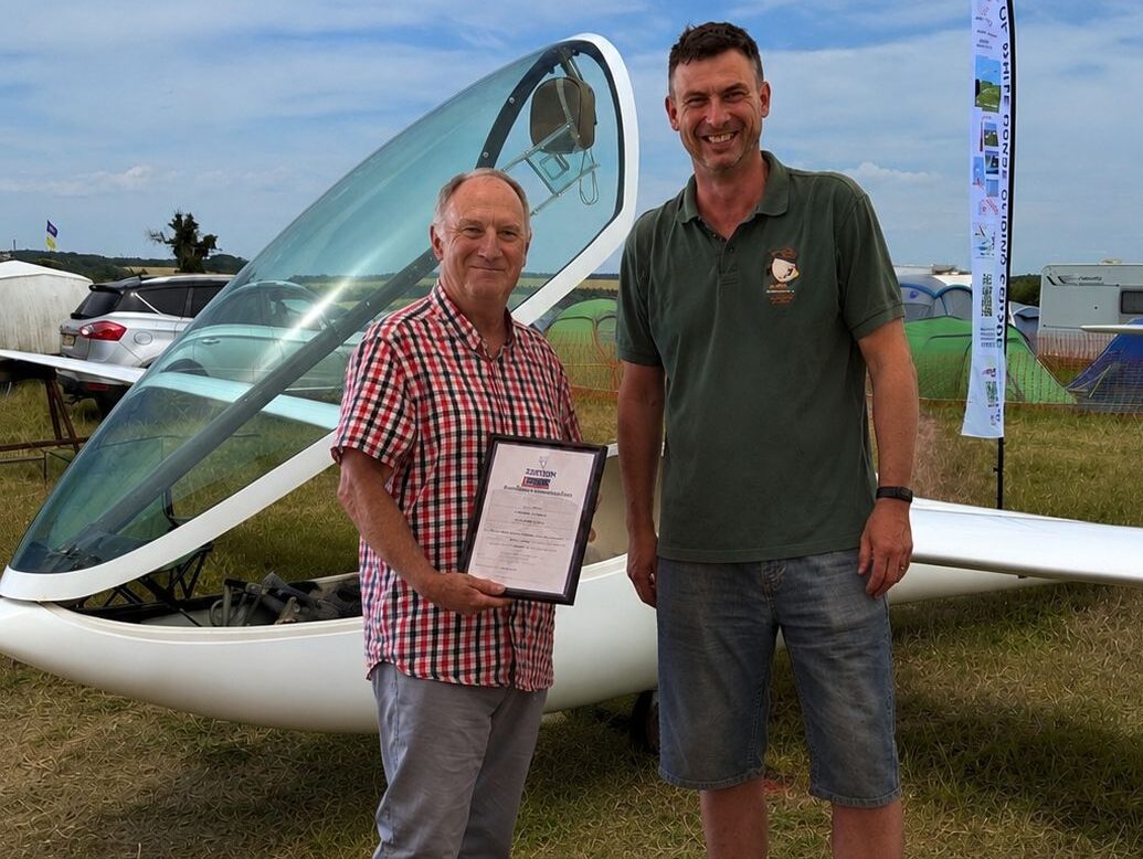 Les-receives-scout-award