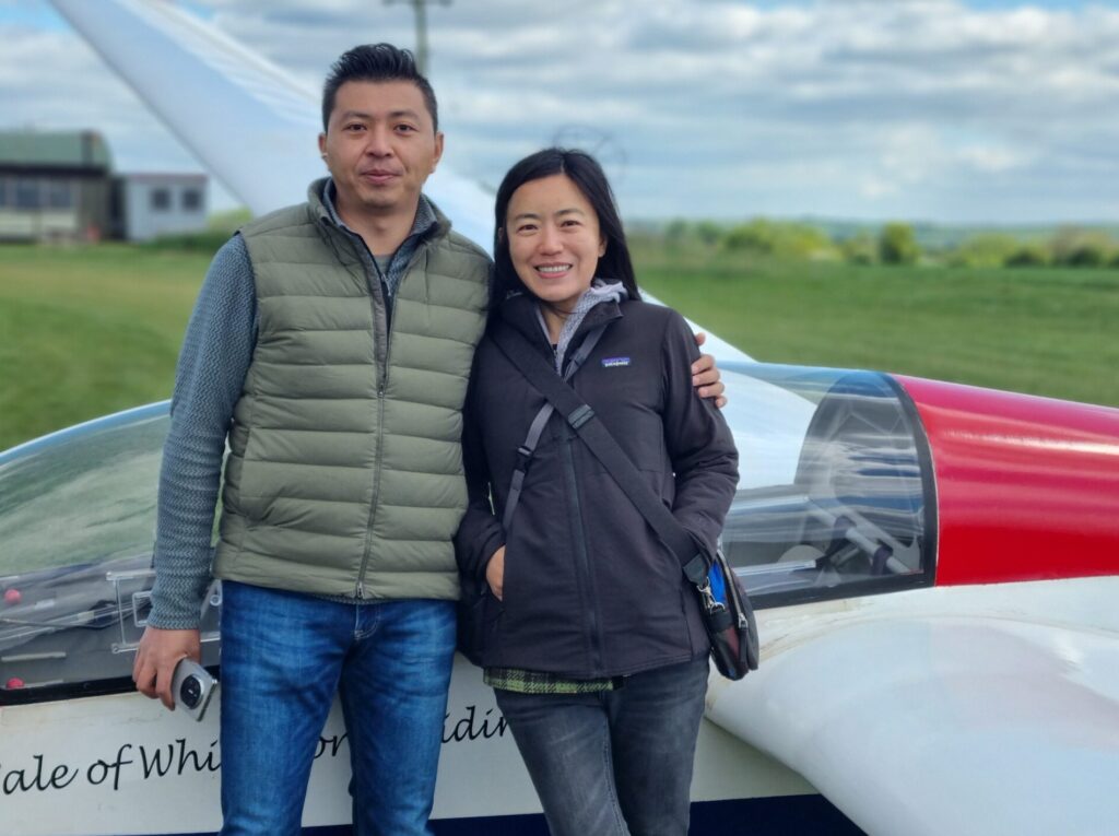 zorro_and_selina_fly_at_vale_of_white_horse_gliding_club_on_visit_to_uk